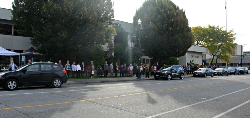 <who> Photo Credit: KelownaNow.com </who> Community members participating in the human chain. 
