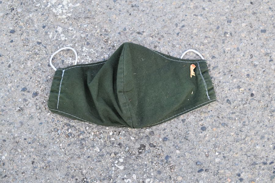 </who>This disposable face mask was tossed in the parking lot of the Kelowna Business Centre on Highway 97 between Burtch Road and the Parkinson Recreation Centre.