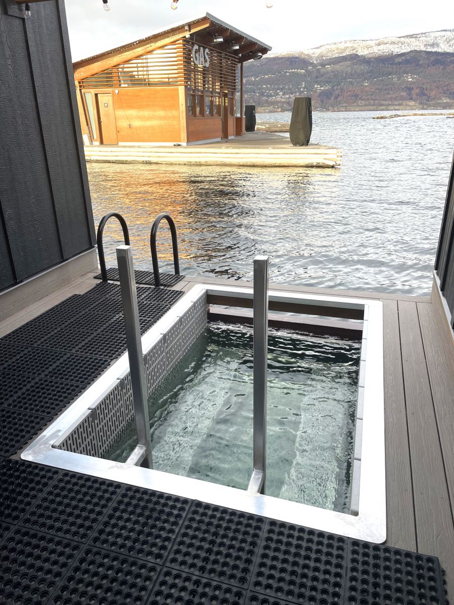 </who>The cold plunge pool is built into Okanagan Lake.