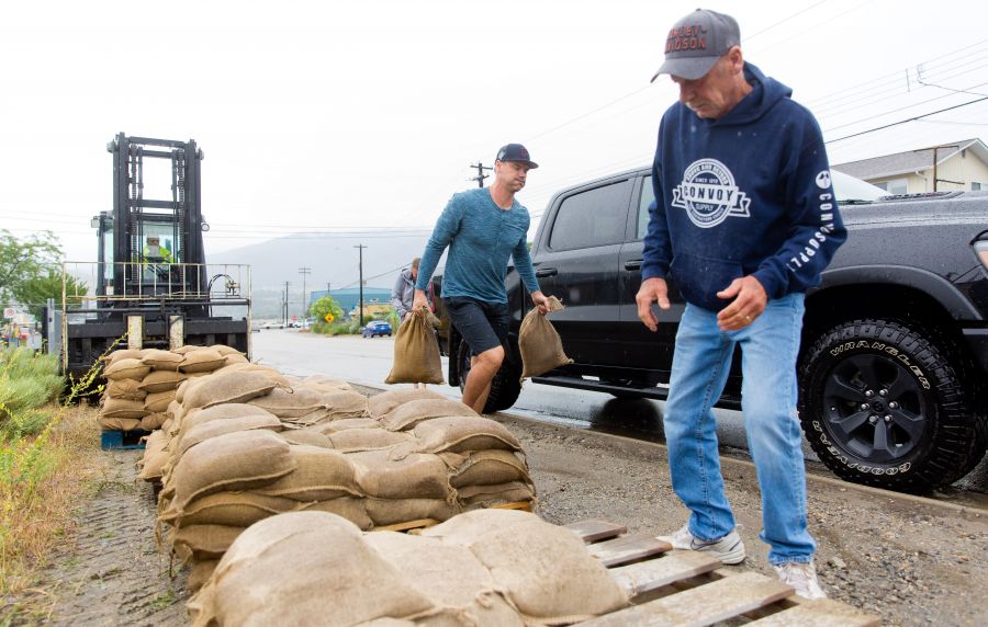 <who>Photo Credit: NowMedia/Gord Goble</who> Residents grab pre-filled sandbags in spring 2022