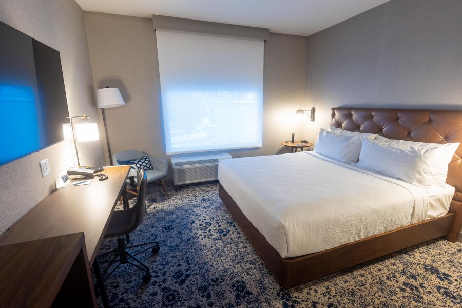 <who>Photo Credit: NowMedia/Gord Goble</who> Standard room