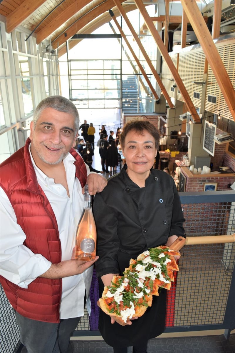 </who>Danilo and Angela D'Alba have opened Roma Nord Bistro in the Rotary Centre for the Arts in downtown Kelowna at 421 Cawston Ave.