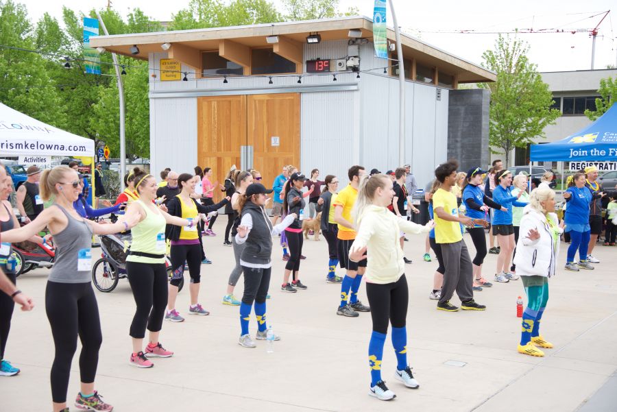 The runners warming up with a belly fit excersize