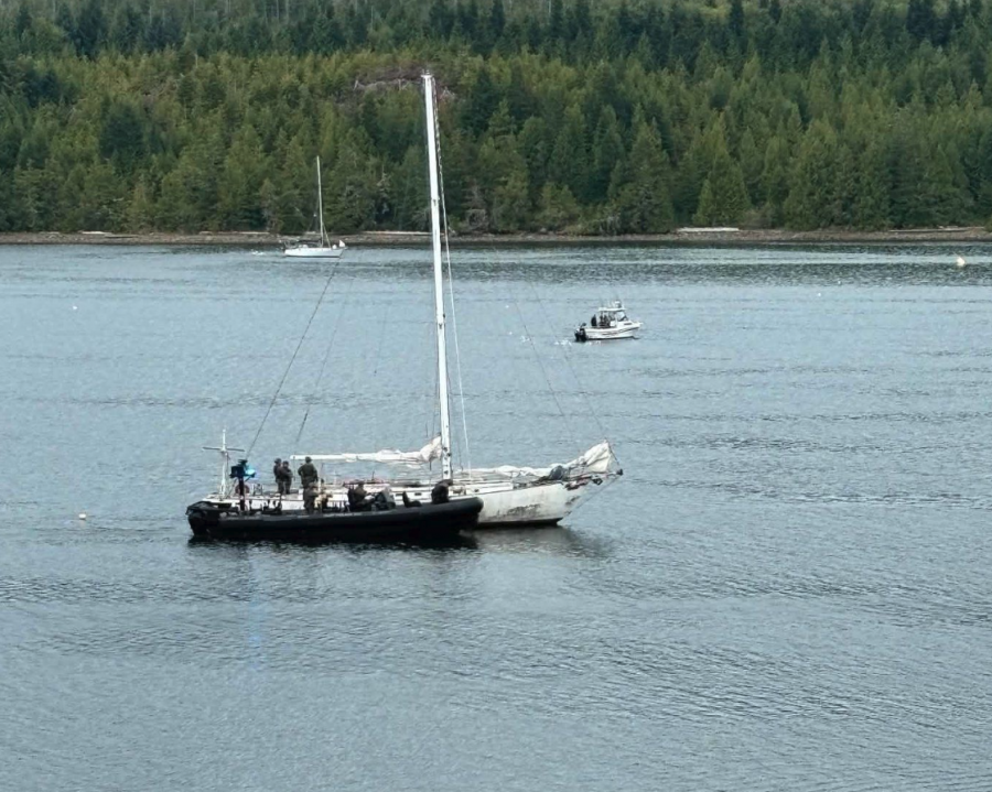 <who> Photo credit: LJI </who> Canadian law enforcement approach Donald Lang’s sailboat the Ishi on Aug. 22 in the Ucluelet harbour. 