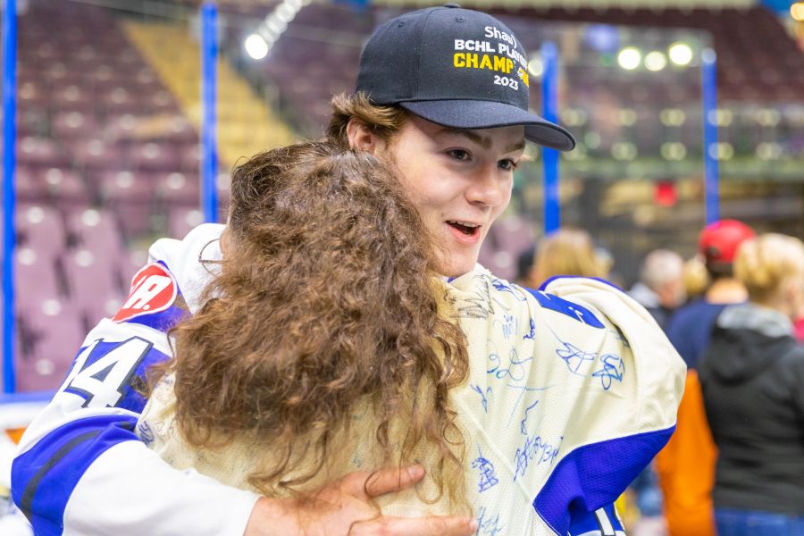 <who>Photo Credit: NowMedia/Gord Goble</who> A huggable moment between Beanie Richter and Tina Gibson