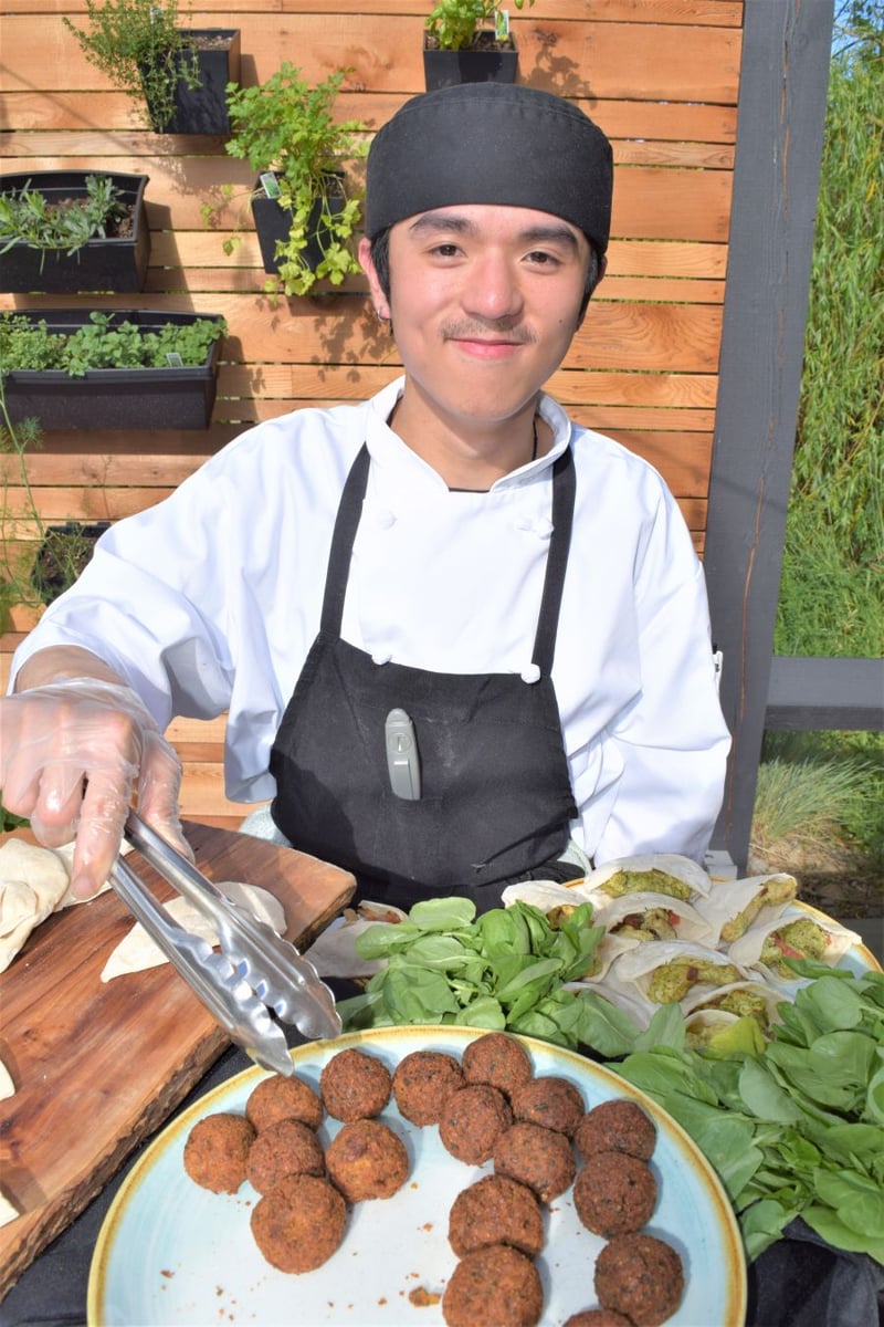 </who>First cook Chikan Wong manned the pita-and-pakora station at Maestro's grand opening on Thursday.