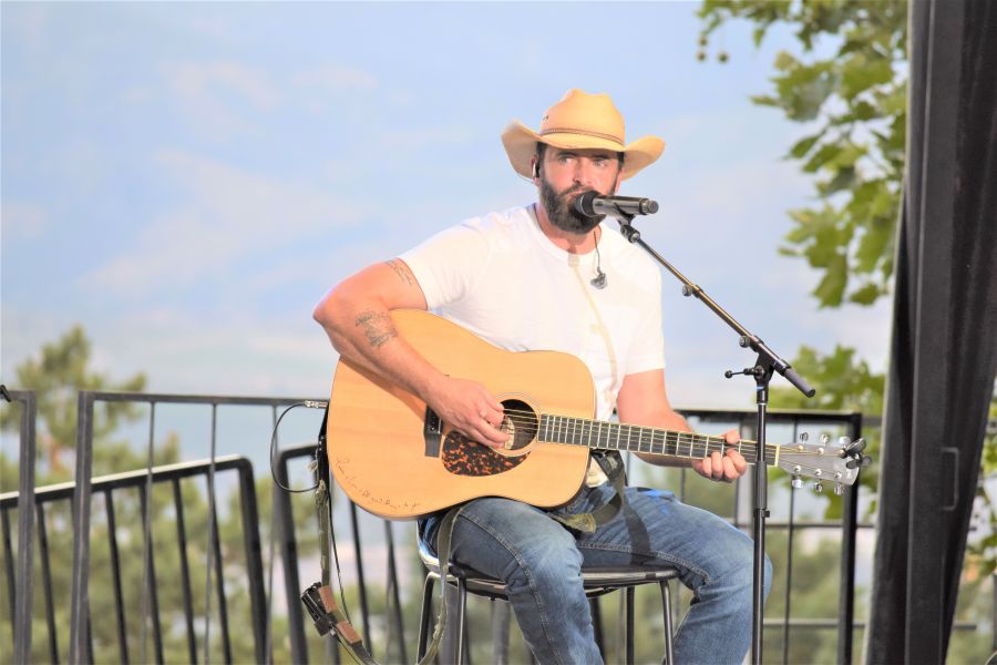 </who>Canadian country music star Dean Brody played to a sell-out crowd of 800 last night in the outdoor amphitheatre at Mission Hill Family Estate in West Kelowna.