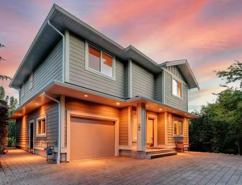 </who>This three-bedroom, three-bathroom, 2,200-square-foot house in Royal View is listed for sale for $1,299,998, which is just a little below the benchmark selling price of $1,307,100 in Victoria in November.
