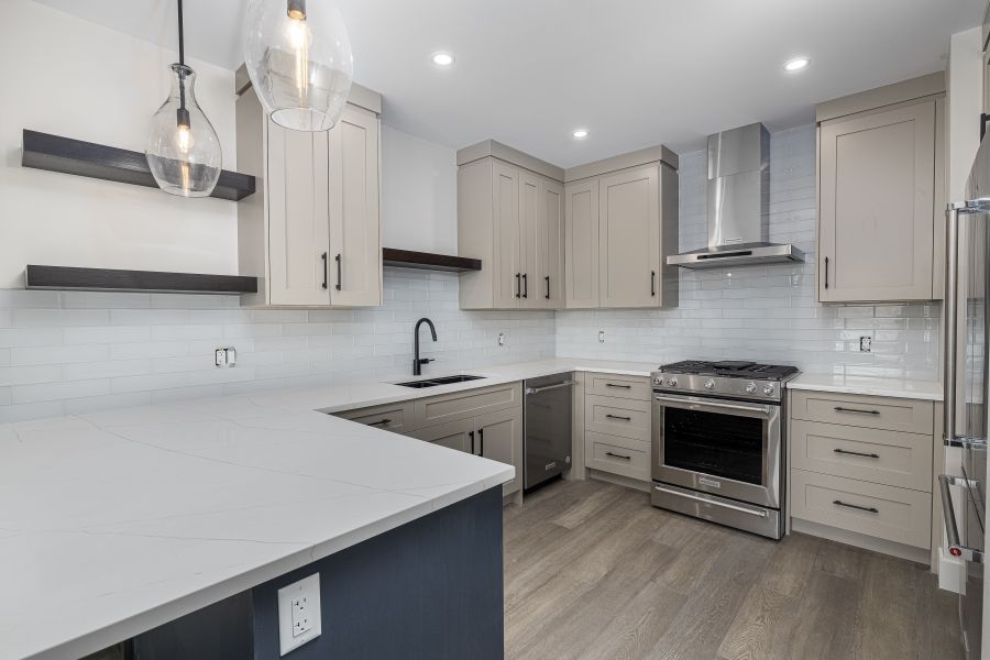 <who> Photo Contributed by Somerset Reach </who> Stylish Walk-out kitchen.