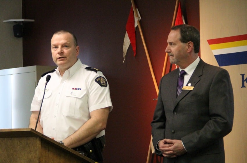 <who> Photo Credit: KelownaNow. </who> RCMP Superintendent Nick Romanchuk and Acting Mayor Luke Stack awarded the three men for their brave response. 