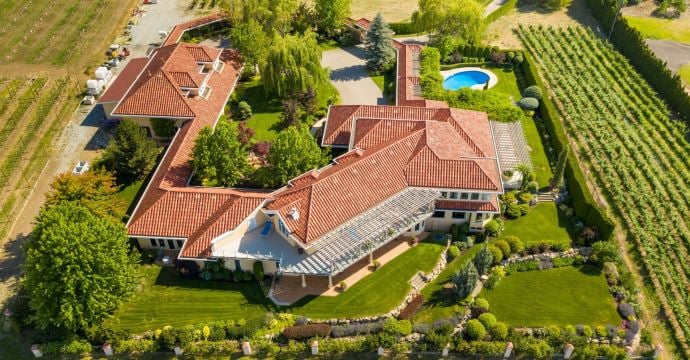 </who> The Italian-style villa the Wyns live in that's included in the sales is a five-bedroom, seven-bathroom, 8,887-square-foot luxury mansion with pool.