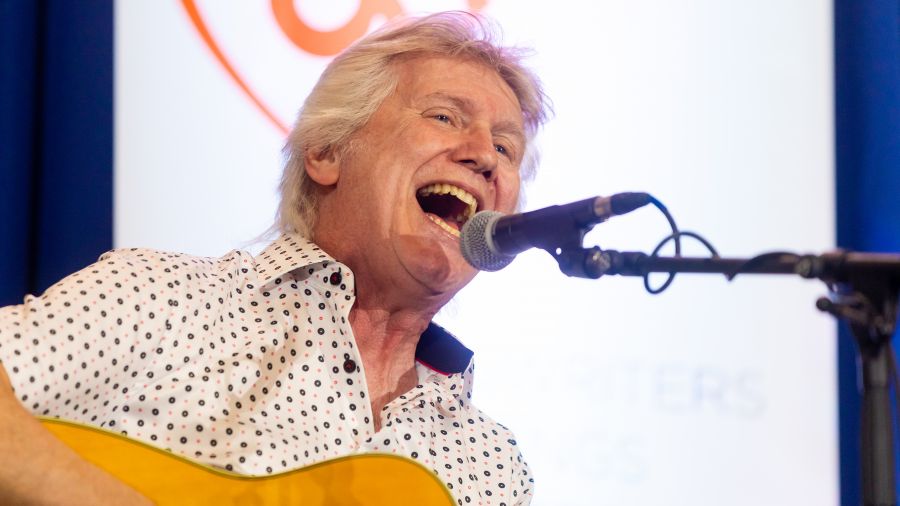<who>Photo Credit: NowMedia</who> Rik Emmett