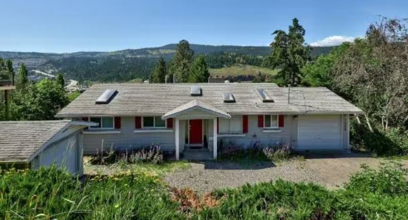 </who>This three-bedroom, two-bathroom, 2,400-square-foot house on Mt. Dufferin Drive is listed for sale for $685,000, just a little less than the benchmark selling price of $687,000 for a typical single-family home in Kamloops in August.