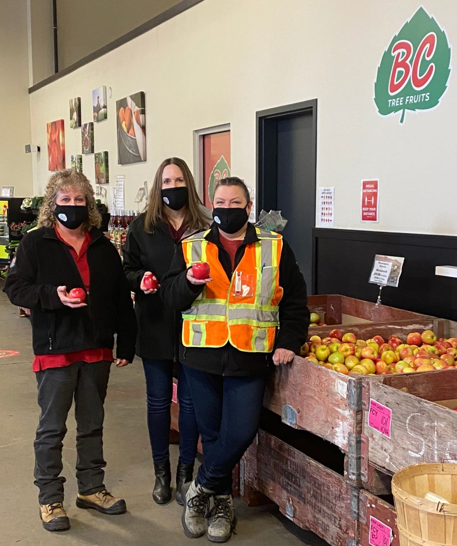 <who>Photo Credit: Contributed</who>BC Tree Fruits Market Store - (L to R) Ronnie McClain, Laurel Van Dam and Windie Jeider
