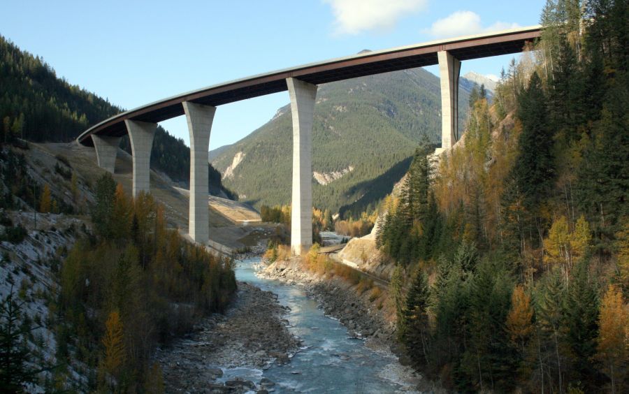 <who>Photo Credit: 123rf</who>The Park Bridge stands more than 300 feet above the Kicking Horse River.