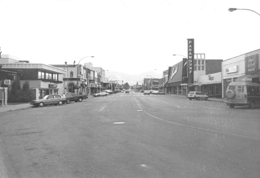 Road markings had replaced the central lampposts by 1985. The cars look a little different too.
