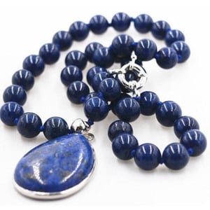 Collana in lapislazzuli con pendente a goccia.
