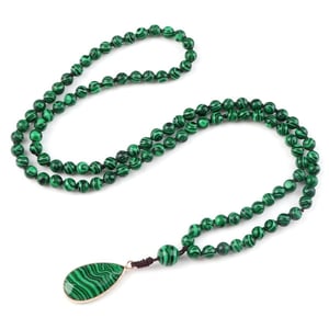 Collana tibetana di malachite a forma di goccia.