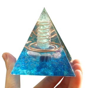 Orgonite piramidale di fluorite verde, ametista e quarzo blu 7 cm