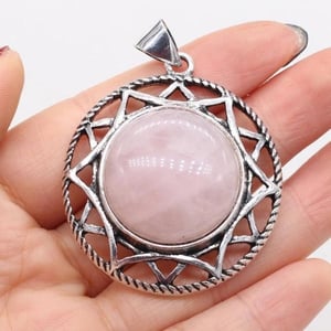 Collana con ciondolo a stella in quarzo rosa.