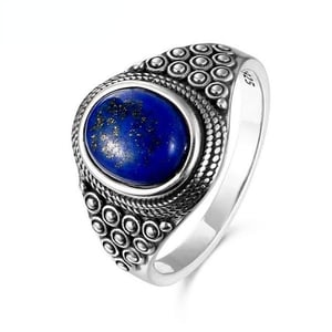 Anello ovale in argento con lapislazzuli.