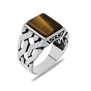 Anello d'argento con maglie di occhio di tigre.