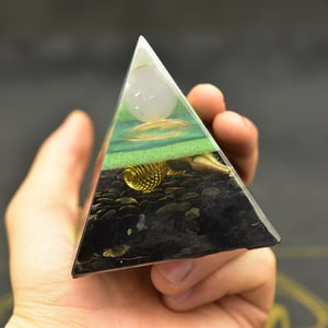 Piramide di orgonite, ossidiana e quarzo bianco 7 cm