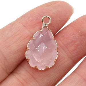 Ciondolo a goccia di quarzo rosa, 14x23 mm.