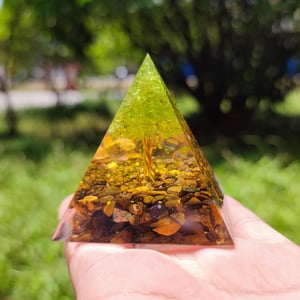 Orgonite piramidale occhio di tigre e peridoto 6 cm