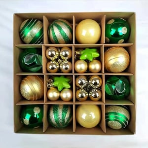 Decorazioni con gingilli di Natale