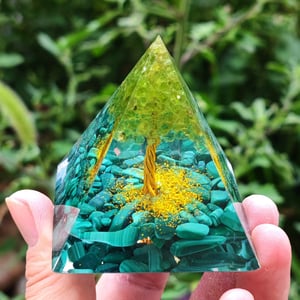 Orgonite piramidale di malachite e peridoto 6 cm