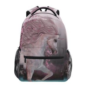 Ragazza cavallo con zaino