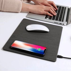 Tappetino per mouse con ricarica wireless per iPhone