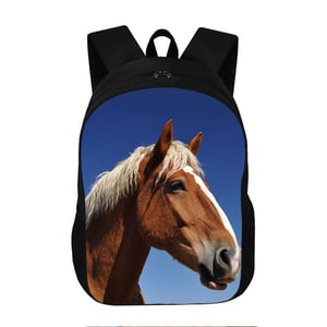 Cavallo di ragazza con zaino