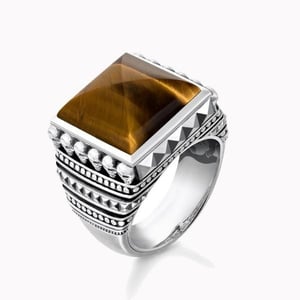 "Anello con teschio in occhio di tigre.