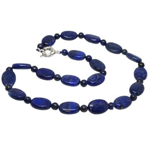 Collana di lapislazzuli e fagioli.