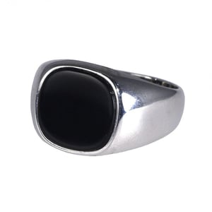 Anello in onice nera e argento.