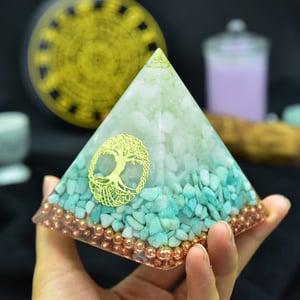Orgonite piramidale di amazzonite e quarzo bianco 4-8 cm