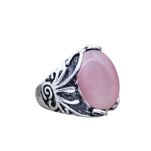 Anello di quarzo rosa con pietra rotonda.