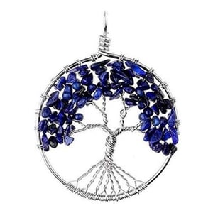 Collana in lapislazzuli ornata da un albero della vita.