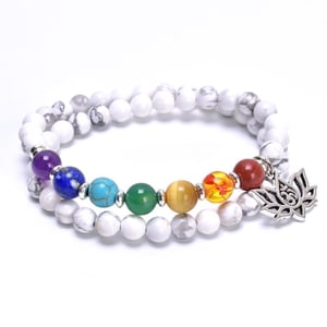 Bracciale di Howlite con 7 Chakra e Loto.