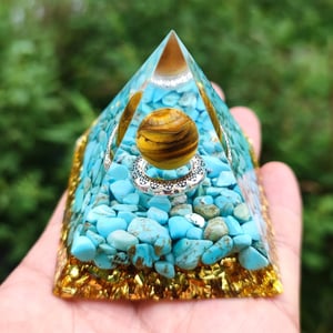 Orgonite piramidale turchese con sfera di occhio di tigre 6 cm