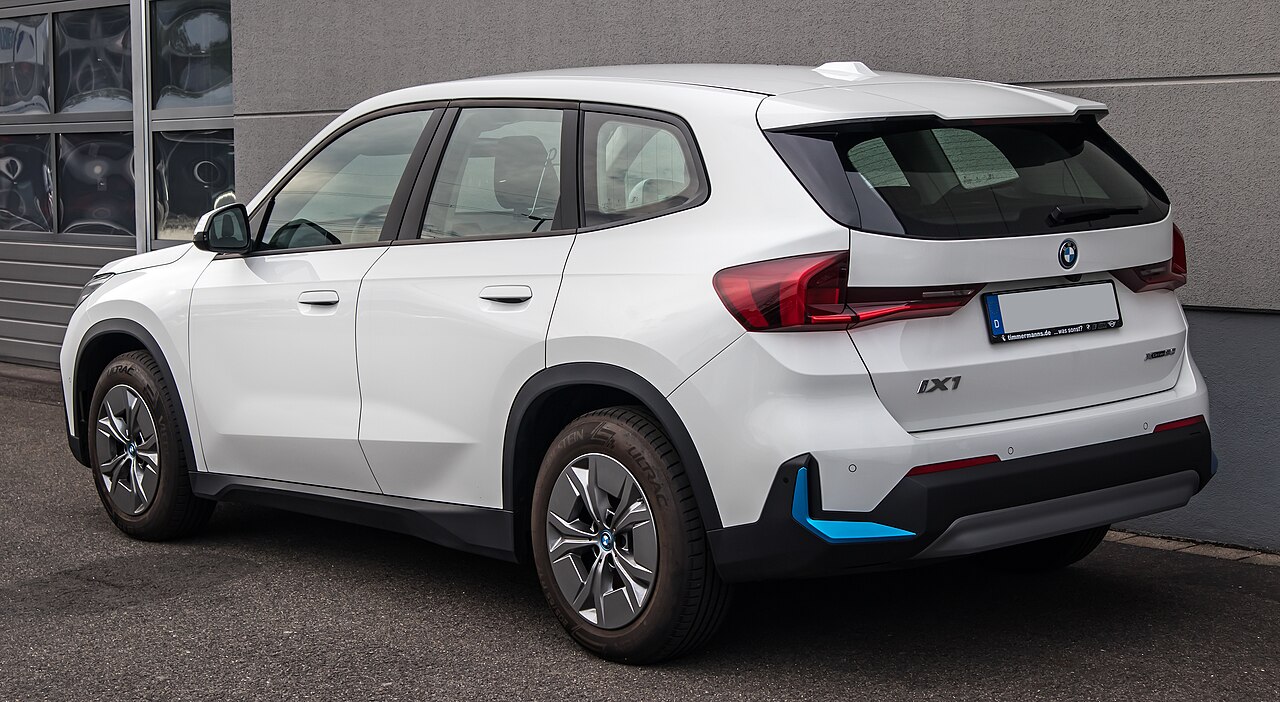 BMW iX1 xDrive30 — Alpinweiss uni