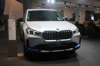 BMW iX1 xDrive30 — Alpinweiss uni