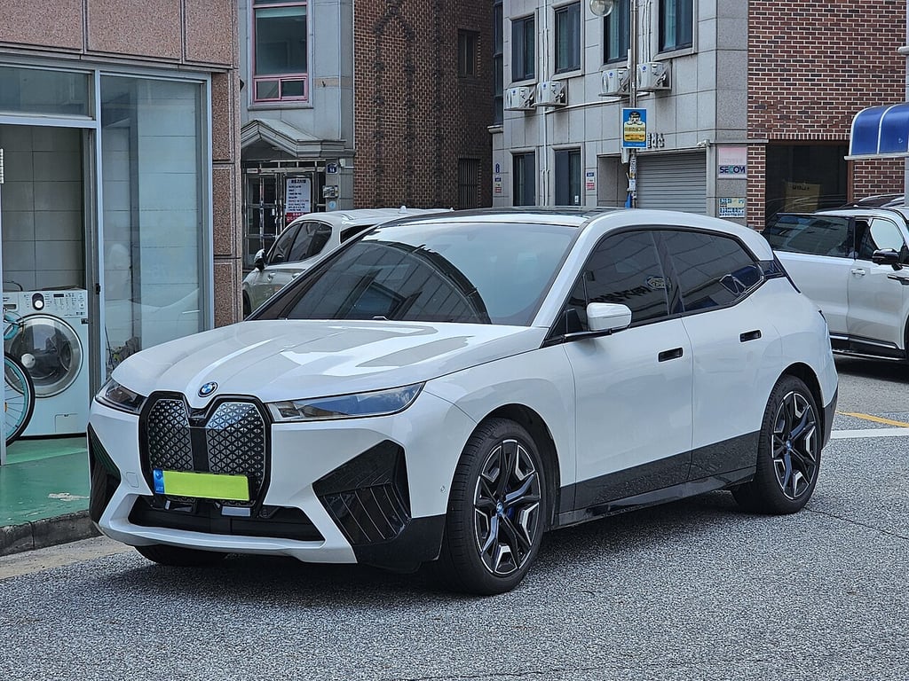 BMW iX xDrive50 — Mineralweiss metallic