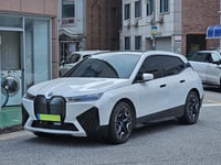 BMW iX xDrive50 — Mineralweiss metallic