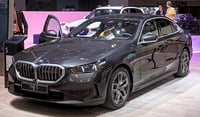 BMW 530e Sedan — Tanzanitblau metallic