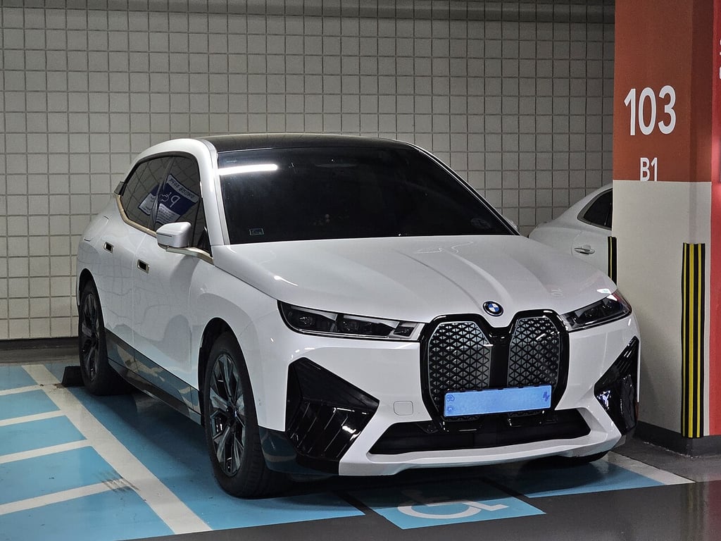 BMW iX xDrive50 — Mineralweiss metallic