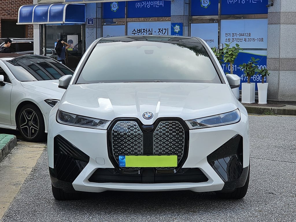 BMW iX xDrive50 — Mineralweiss metallic