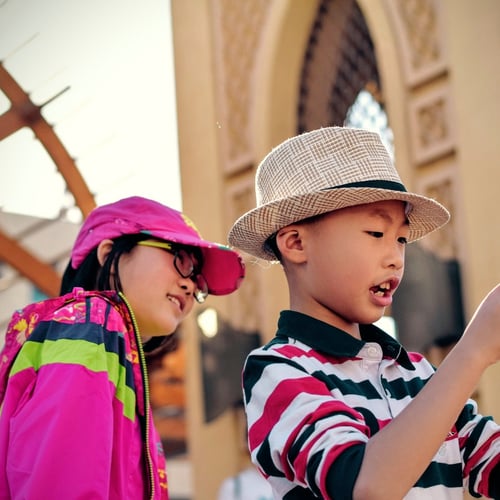 Kleine Touristen auf dem Weg zur nächsten Sehenswürdigkeit